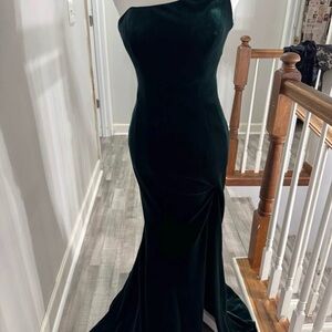Betsy & Adam Emerald Velvet Formal Dress – Size 2
